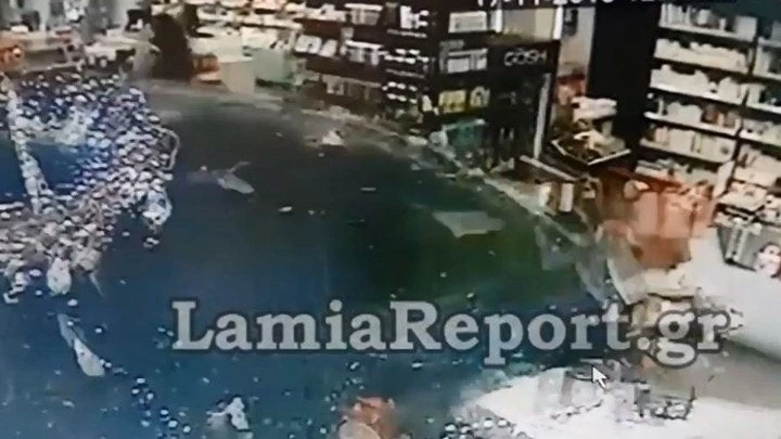 Τρομακτικό βίντεο: Η τρελή πορεία του βαν που μπούκαρε σε φαρμακείο στη Λαμία